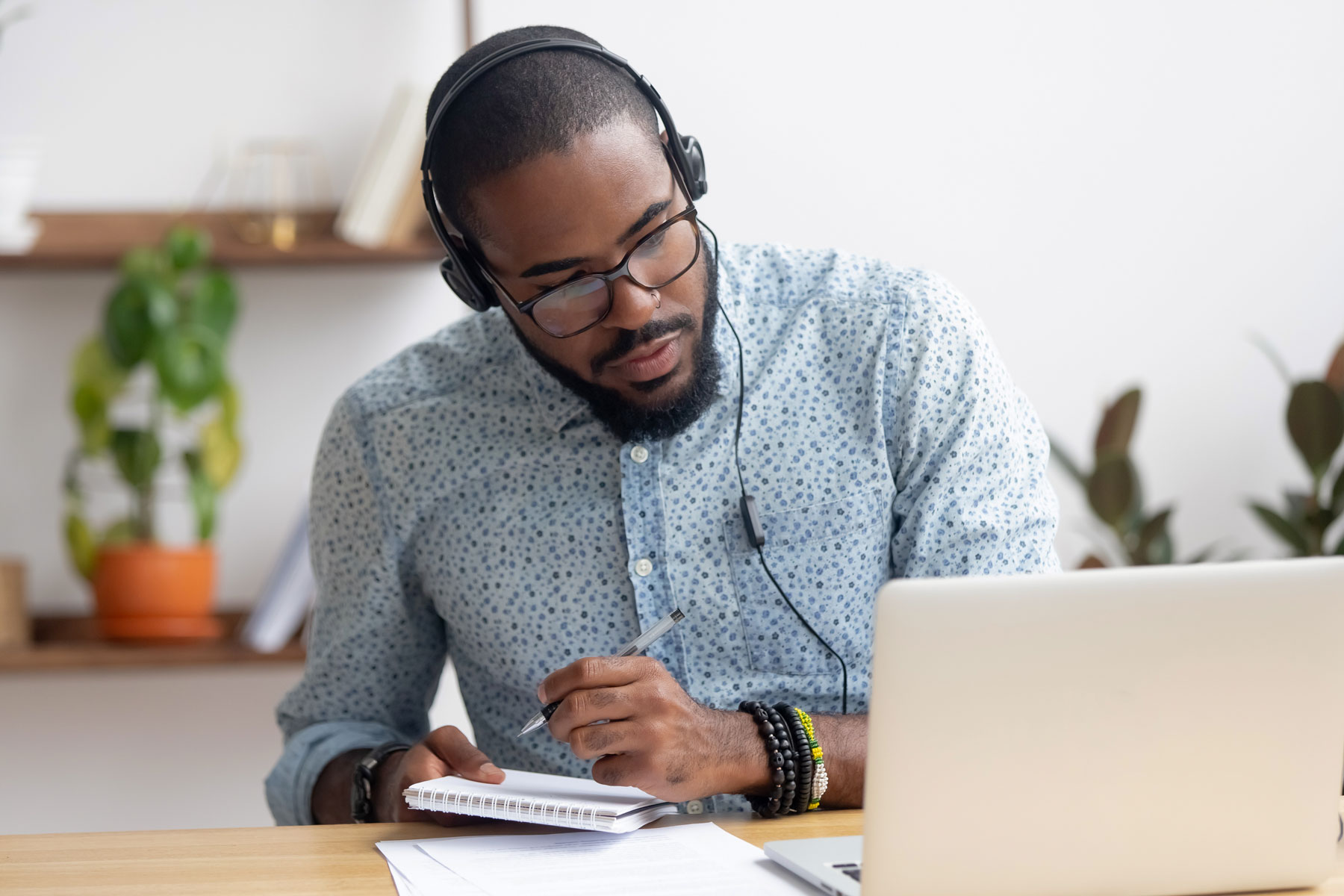 student-laptop-headphones
